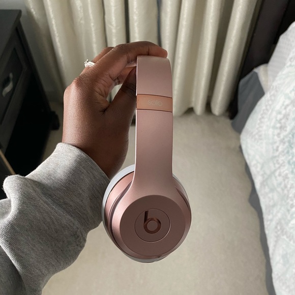 Headphones - Picture 2 of 5